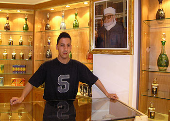 Una tienda de perfumes en el centro de Tánger; el retrato de la pared pertenece a su padre, un imán saudí.
