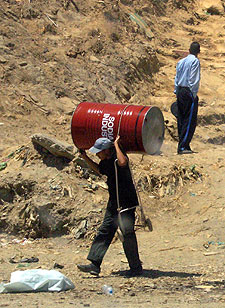 Contrabando-hormiga en la frontera con Ceuta; un policía recién sobornado hace la vista gorda.