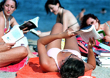Lectura en la playa de la Barceloneta.