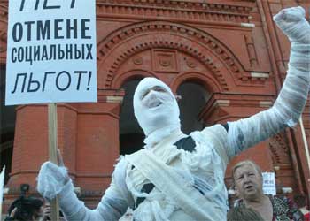 Un manifestante disfrazado de momia protesta, en Moscú, contra los recortes de las ayudas gratuitas.