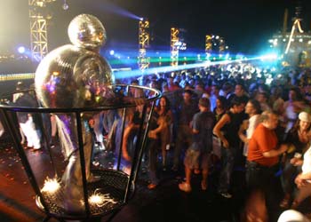 El  Nightology boat  durante su escala en Ibiza.