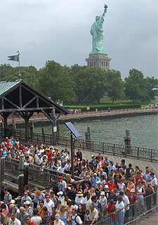 Cientos de personas se acercaron ayer a la Estatua de la Libertad.