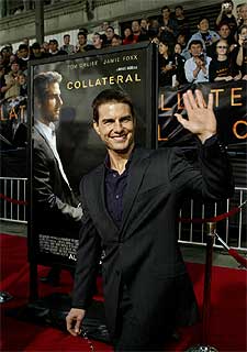 Tom Cruise saluda al público a su llegada al estreno de  Collateral. 