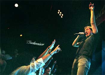 Manel Fuentes, durante el concierto en la sala Luz de Gas.