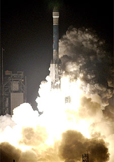 Lanzamiento, ayer, de la nave  Messenger  en un cohete Delta 2.