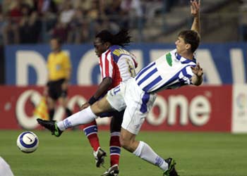  Musampa, acosado por un jugador del OFK de Belgrado. 