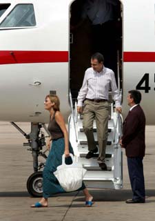 José Luis Rodríguez Zapatero y su esposa, Sonsoles Espinosa, a su llegada a Mahón.rnrn TEJEDERAS