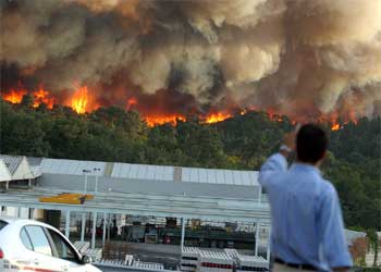 Un incendio rodea varias viviendas a dos kilómetros de Ourense