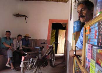 Un pequeño comercio de Tahnuat, en el sur.