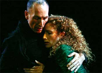 Los actores Eusebio Poncela y Clara Sanchis en  Macbeth. 