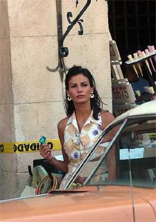 Inés Sastre camina por una zona colonial de Santo Domingo.