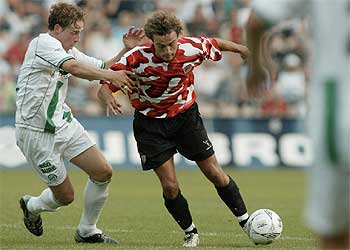 El Athletic estrena con derrota su polémica camiseta europea