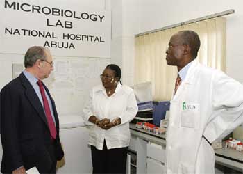 Rodrigo Rato, durante su visita al Hospital General de Abuja, capital de Nigeria.