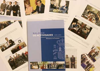 Reproducción del libro  Balance de actividades 2000-2004,  que incluye 225 fotografías del ex ministro Álvarez-Cascos.