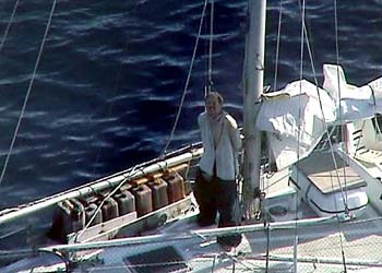 El capitán del  Argo,  Spike Sellers, maniatado en la cubierta antes de ser rescatado.