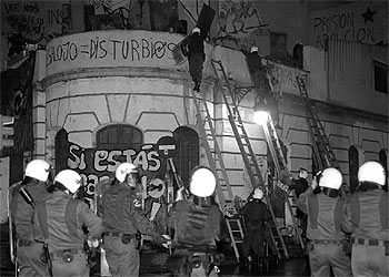 Agentes de la policía, durante el desalojo del cine Princesa de Barcelona en octubre de 1996.