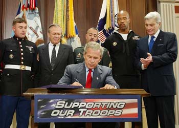 El presidente de EE UU, George W. Bush, firma la ley de dotación del nuevo presupuesto de Defensa, en Washington.