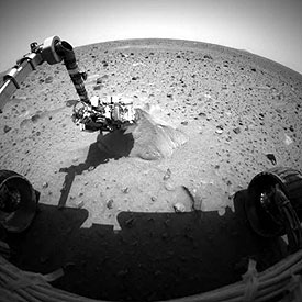 El brazo del robot  Spirit  trabaja el pasado miércoles en la roca Adirondack en Marte.