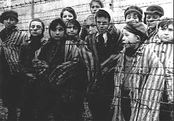 Un grupo de niños, en el campo de concentración de Auschwitz (Polonia).