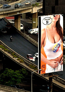 Propaganda electoral a favor del  sí  en una de las principales autopistas de Caracas.