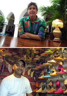 Arriba Kathy Kriger, la norteamericana que abrió el Rick's Café en Casablanca; abajo un artesano de tercera generación que fabrica babuchas en Rabat.