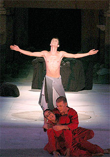 Karlik Danza Teatro, durante el ensayo de  Prometeo, del fuego a la luz. rnrn EFE