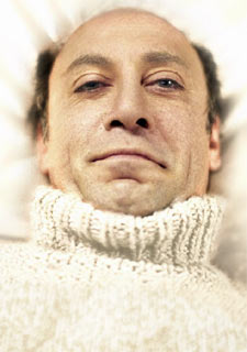 A la izquierda, Bardem interpreta a Ramón Sampedro en  Mar adentro, de Alejandro Amenabar.