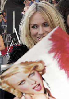Naomi Watts firma autógrafos en el cartel de  We don't live here anymore. 