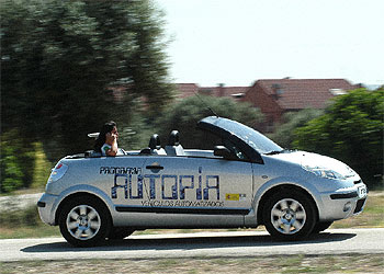El Citroën Pluriel sobre el que han trabajado investigadores españoles conduce solo en una demostración práctica.