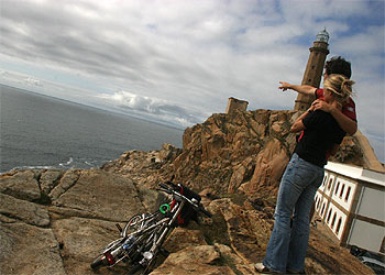 A menos de cinco kilómetros de Camariñas (A Coruña), el cabo Vilán (o Villano) permite disfrutar de la belleza de la Costa da Morte, en un entorno de acantilados rocosos y con el faro recién remozado.