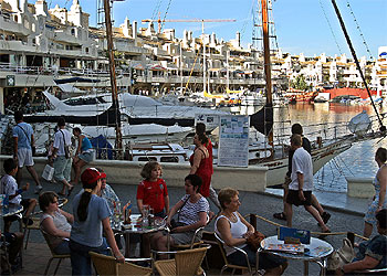 Animación en las terrazas de Puerto Marina, en Benalmádena (Málaga). Por la noche, la marcha se concentra en bares como Kaleido, del actor Antonio Banderas.