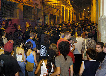 Los manifestantes, ayer, concentrados ante la antigua fábrica Hamsa.