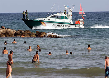 Una patrullera de la Guardia Civil, ayer, a escasos metros de una de las escolleras de la playa de Benicàssim. rnrn SANTIAGO CARREGUÍ