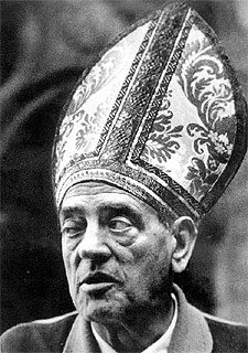 Luis Buñuel, tocado con una mitra de obispo.