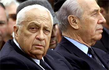 El primer ministro israelí, Ariel Sharon, con Simón Peres, en 2002, cuando este último era ministro de Exteriores.