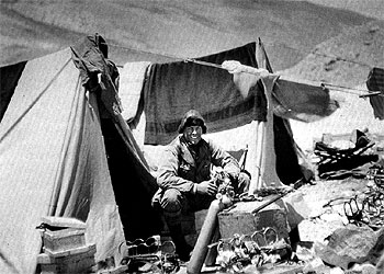 Andrew Irvine, en uno de los campamentos de la expedición británica de 1924 al Everest, rodeado, como siempre, de objetos para arreglar.