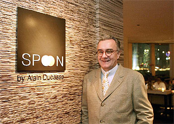 Ducasse, en la inauguración del restaurante  The Spoon (La Cuchara),  de su cadena, en Hong Kong.