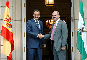 José Luis Rodríguez Zapatero saluda a Manuel Chaves a su llegada al palacio de La Moncloa, el 29 de julio.