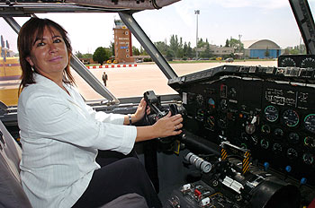 Cristina Narbona, durante su visita a la base aérea de Torrejón de Ardoz (Madrid).