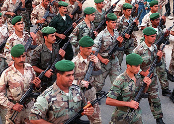 Miembros de la policía palestina desfilan armados con fusiles de asalto AK-47 en la ciudad cisjordana de Yenín, en noviembre de 1998.