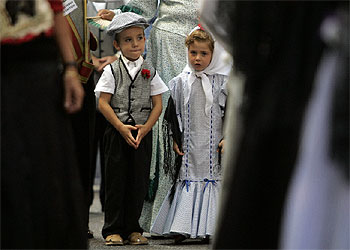 Dos niños paseaban ayer los castizos trajes típicos de las fiestas de La Paloma y San Cayetano.