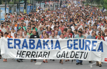 Cabeza de la manifestación celebrada por la izquierda  abertzale  en San Sebastián.