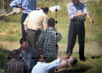 Imagen, tomada por un miembro de la Guardia Nacional estadounidense utilizando la mira telescópica de su fusil, de torturas a presos por parte de policías iraquíes en el Ministerio del Interior en Bagdad.