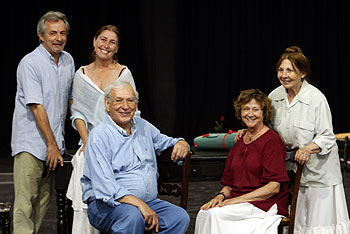 De izquierda a derecha: Roberto Quintana, Verónica Forqué, Miguel Narros, Julieta Serrano y Alicia Hermida, intérpretes y director de  Doña Rosita la soltera,  en un descanso del ensayo.