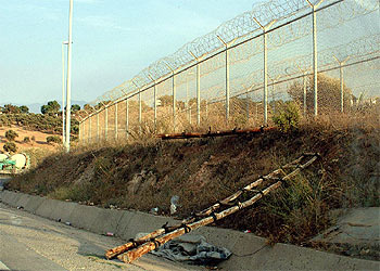 Una de las escaleras que los inmigrantes usaron para saltar la valla fronteriza.