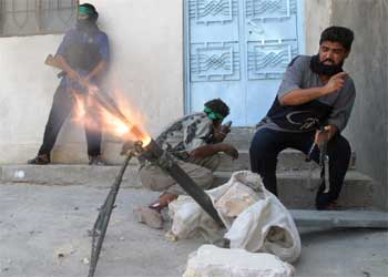 Milicianos chiíes seguidores del clérigo Múqtada al Sáder disparan un mortero en Nayaf.