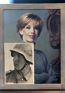 Foto del padre de Schröder, junto al retrato de  Doris, esposa del canciller.