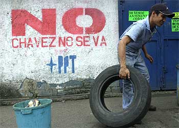 Un mural electoral a favor de la permanencia de Chávez en un taller de reparaciones.
