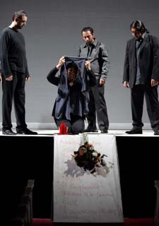 De izquierda a derecha, Juan Antonio Suárez, Juan José Suárez y Simón Román, durante un ensayo de  Romancero gitano . En el centro, la cantaora Aurora Losada. Todos ellos son artistas gitanos.