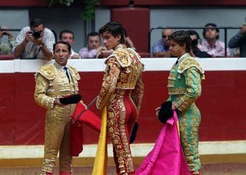 Eduardo Gallo toma la alternativa en presencia de Rincón y El Juli.